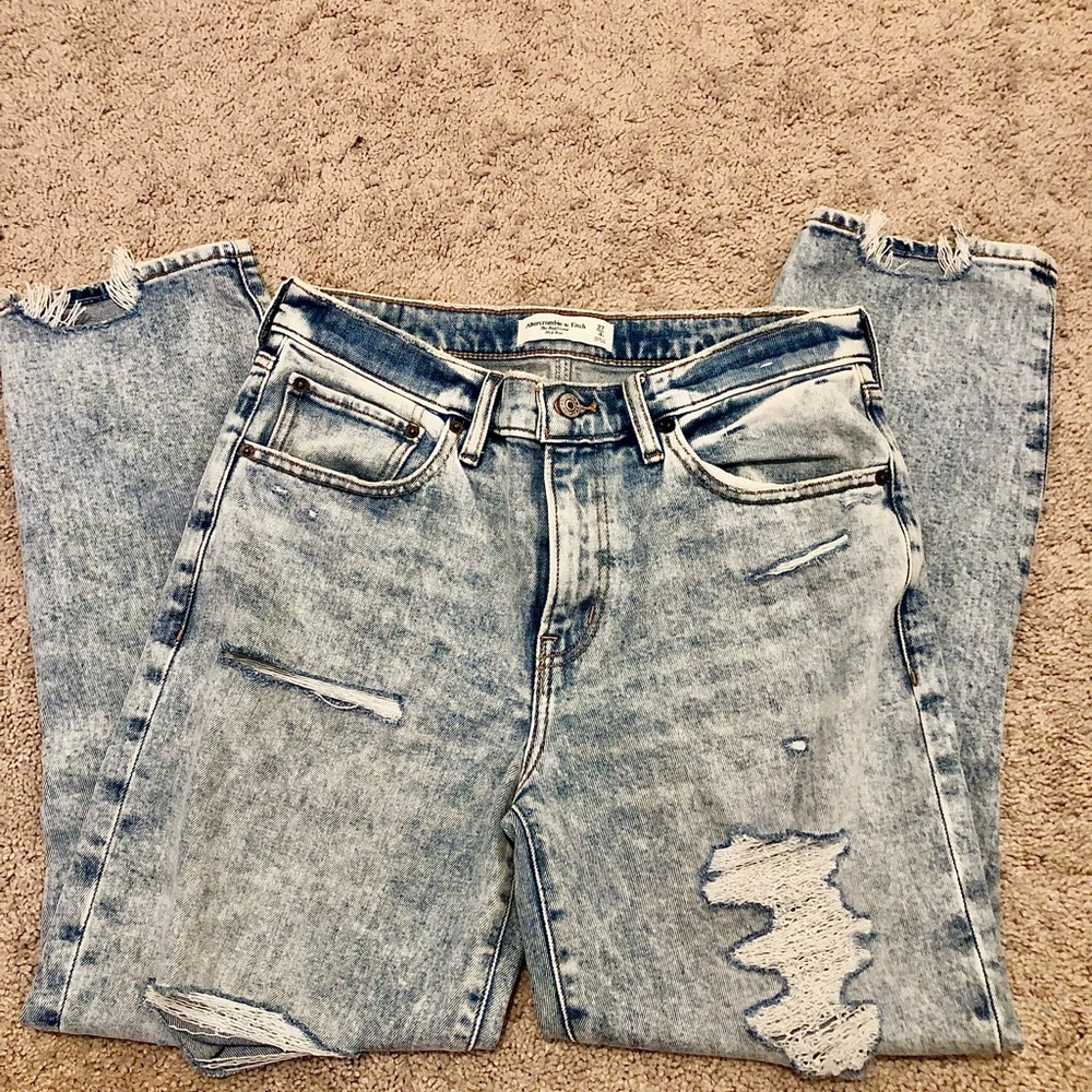 Abercrombie boyfriend mid rise jeans. Never been worn.